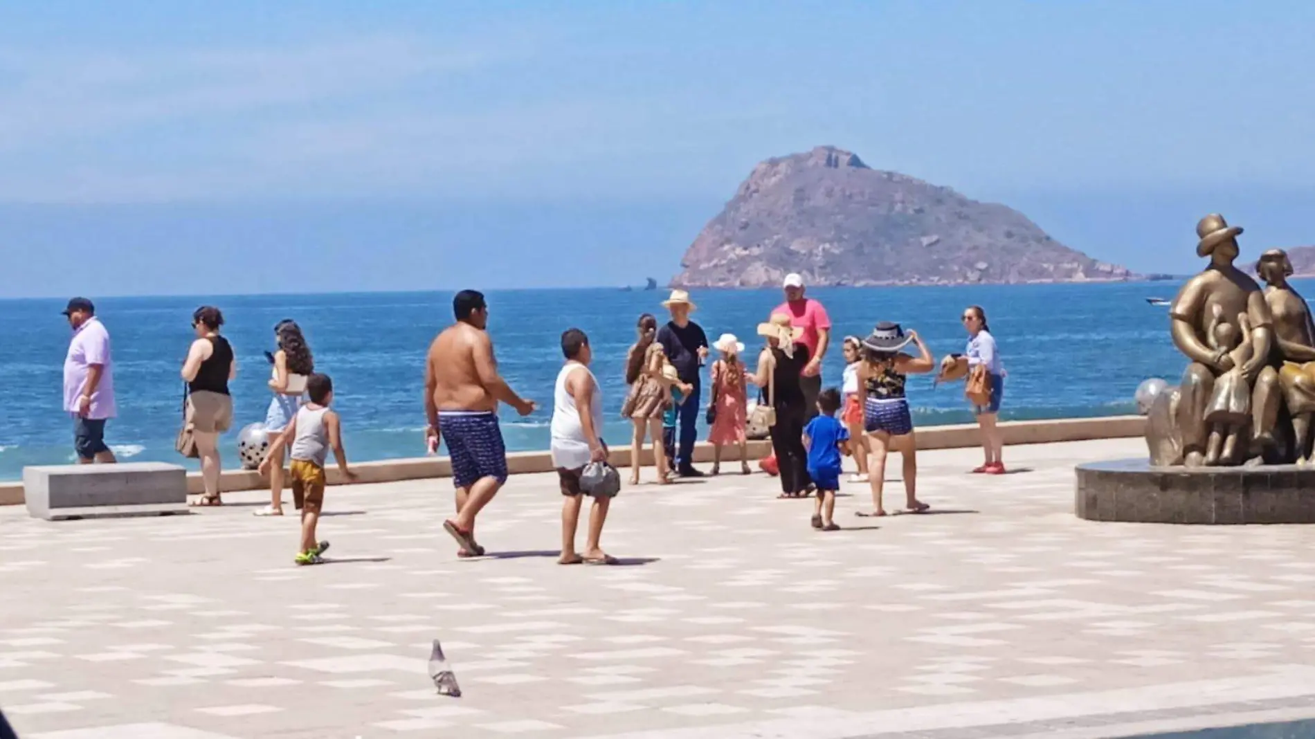 turistas malecon mazatlan